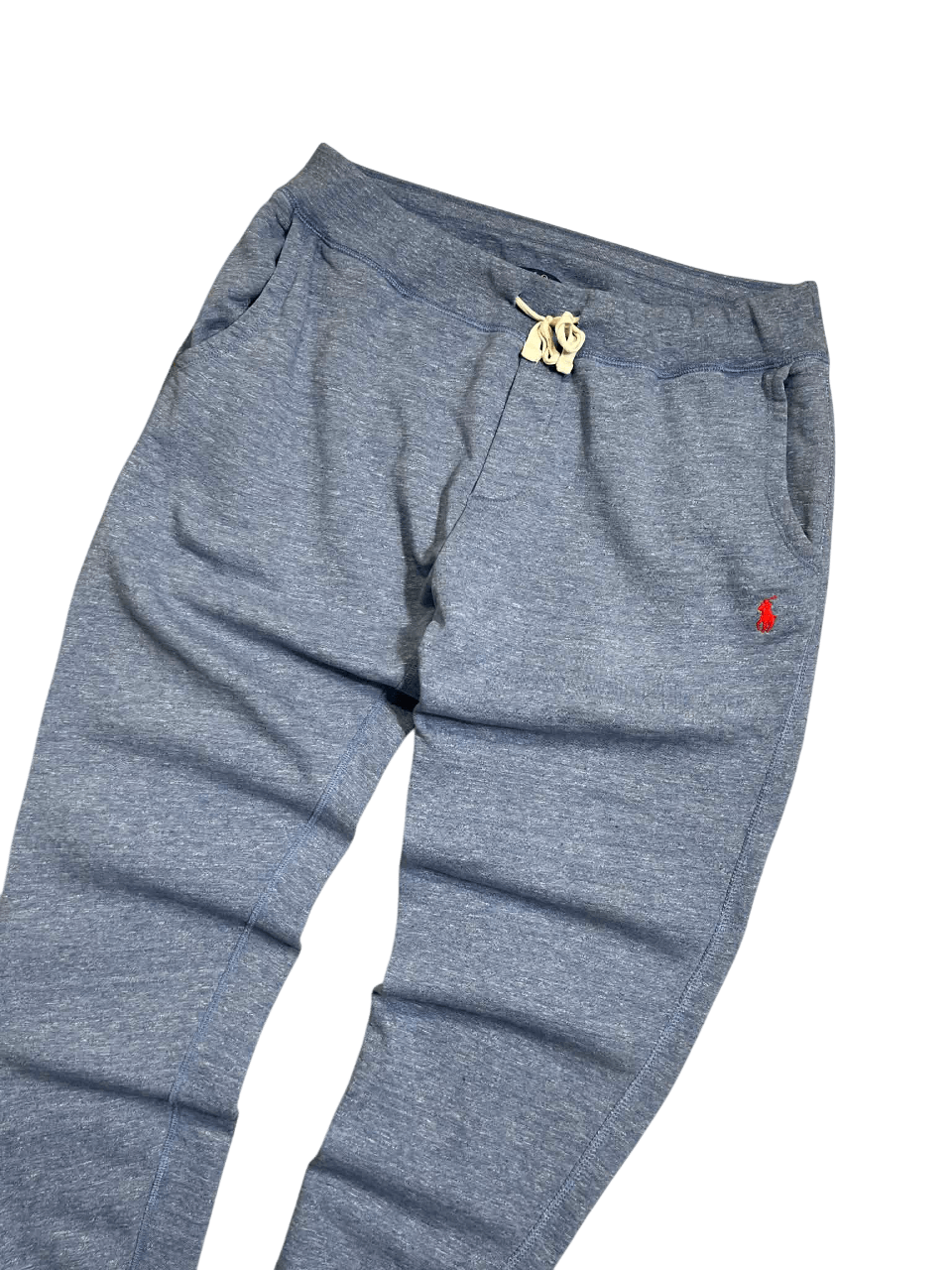 Szürke melegítőnadrág húzózsinórral, piros hímzett logóval, streetwear stílusban