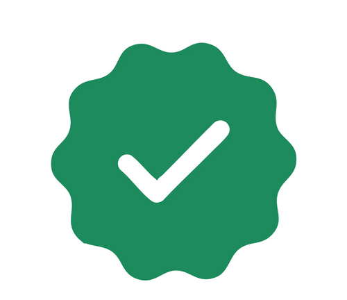 Zöld igazolt jelvény ikon, fehér pipával, átlátszó háttérrel.